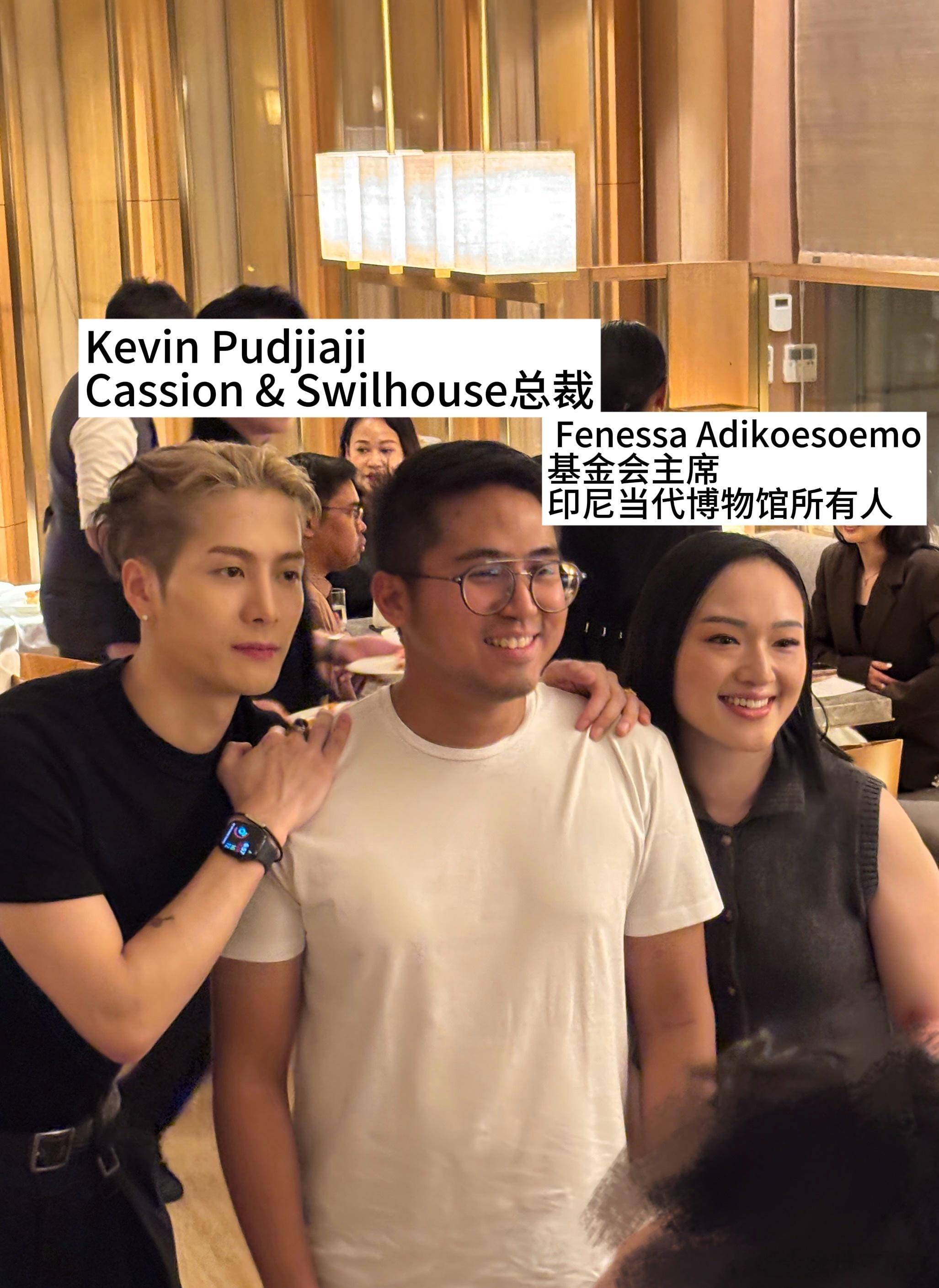 王嘉尔是我在印尼的电子人脉 每一次与王嘉尔合影，背后都是超多有影响力的人物，社交