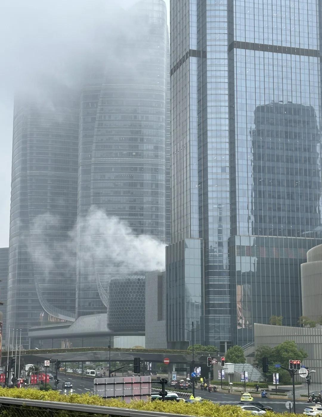 徐家汇怎么回事？
打工人的怨气这么重么？好像世界末日徐家汇