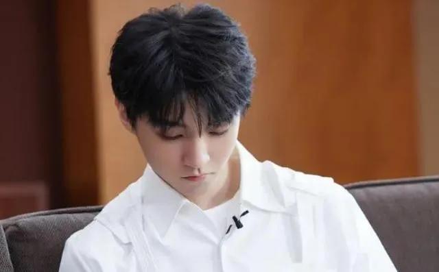 王俊凯路演吃狗粮。王俊凯路演现场遭遇"甜蜜暴击"，竟被迫吃下满满狗粮！粉丝互动甜