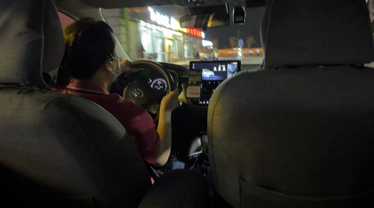 打了辆卡罗拉，是个女司机，车很干净也很香。她只开夜车，晚上九点钟出门，第二天早上