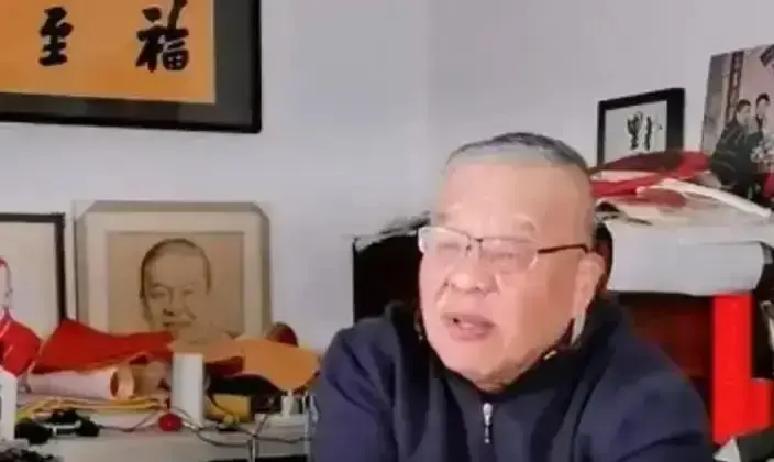 1280一张票3秒抢光
 
杨议把相声直播间搬进体育馆，单场卖煎饼礼盒8万单。没