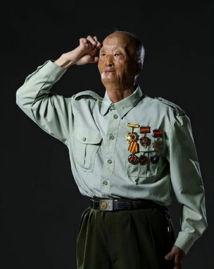 他是 活着的“邱少云”他在长津湖战役中被毁容，因为担心自己“丑陋”的样子而不敢出