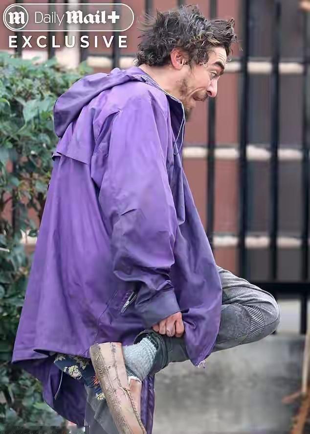 美国童星蔡司已沦落为街头流浪汉。他有家，有母亲，母亲曾帮助他，买过两部手机，让他