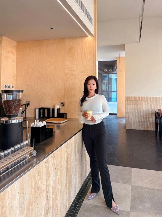 超带感原木工业风咖啡店☕️湖景太chill了