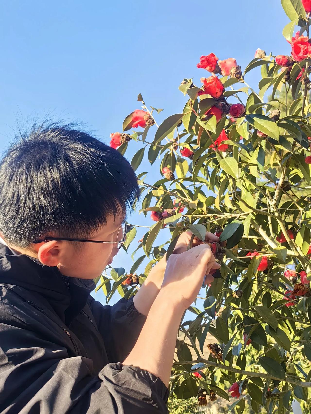 我们干活的场景美吗[偷笑][呲牙][玫瑰]
​我们的穆同学做起“绣针活”非常认真
