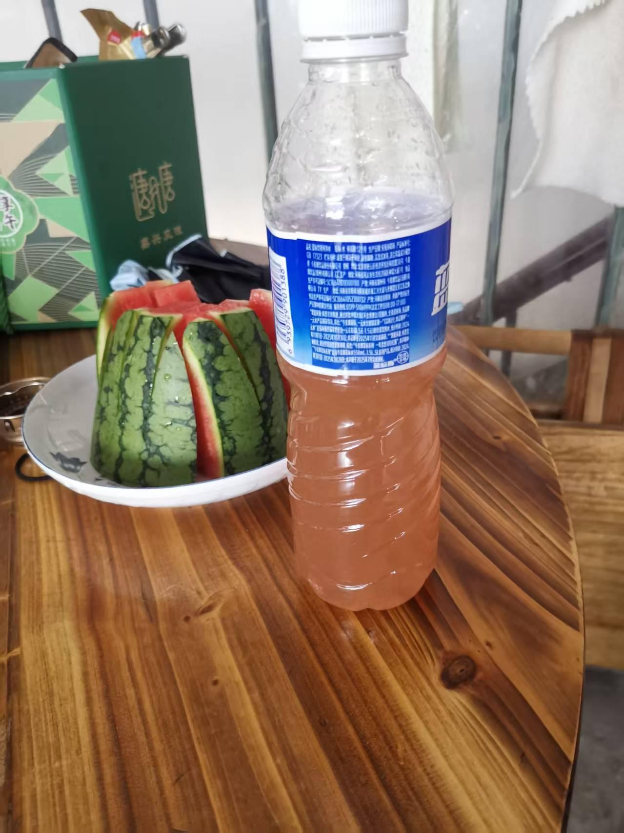 桃子酒已经放了五天了，我觉得可以过滤了。
上次买的桃子太多，怕吃不及浪费，我就做