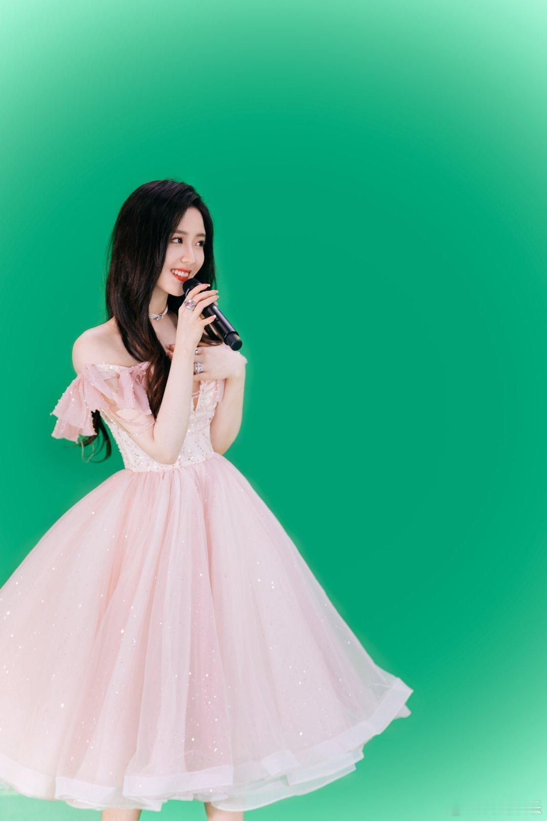 #硬糖少女303##王艺瑾# 今日份糖妹新鲜物料王艺瑾超时空歌汇最新舞台剧照从曝