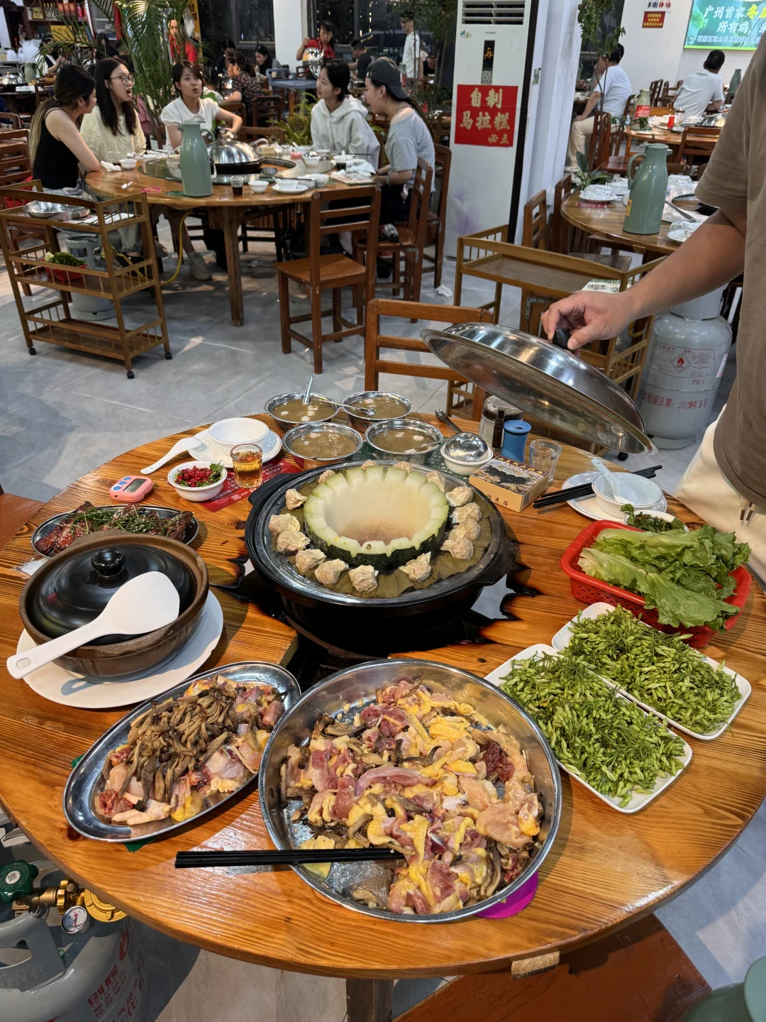 这家花城山地鸡一到饭点就座无虚席！