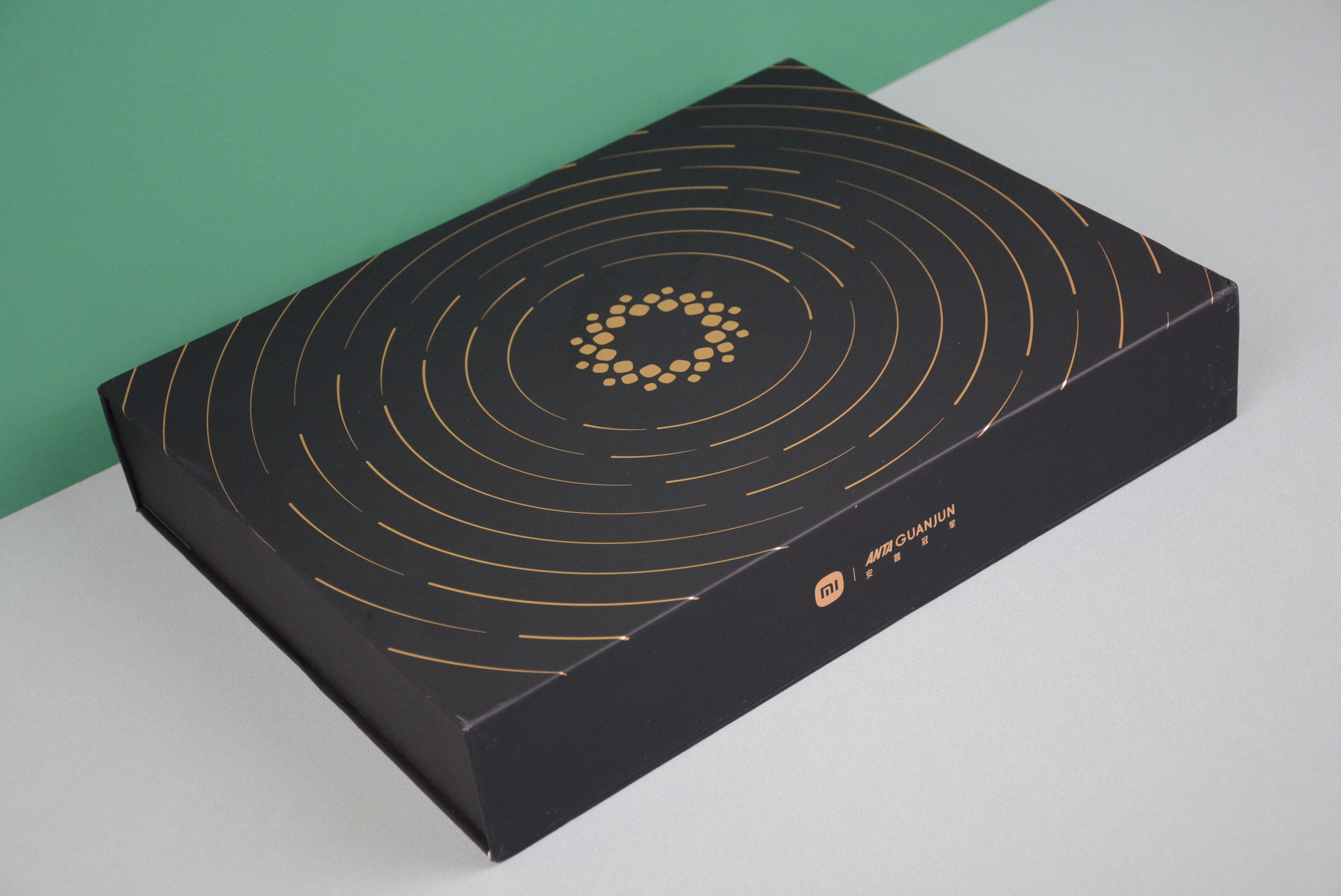 收到了一套小米｜#小米安踏冠军澎湃礼盒# 里边可以看到一张卡片上边有雷总寄语：天