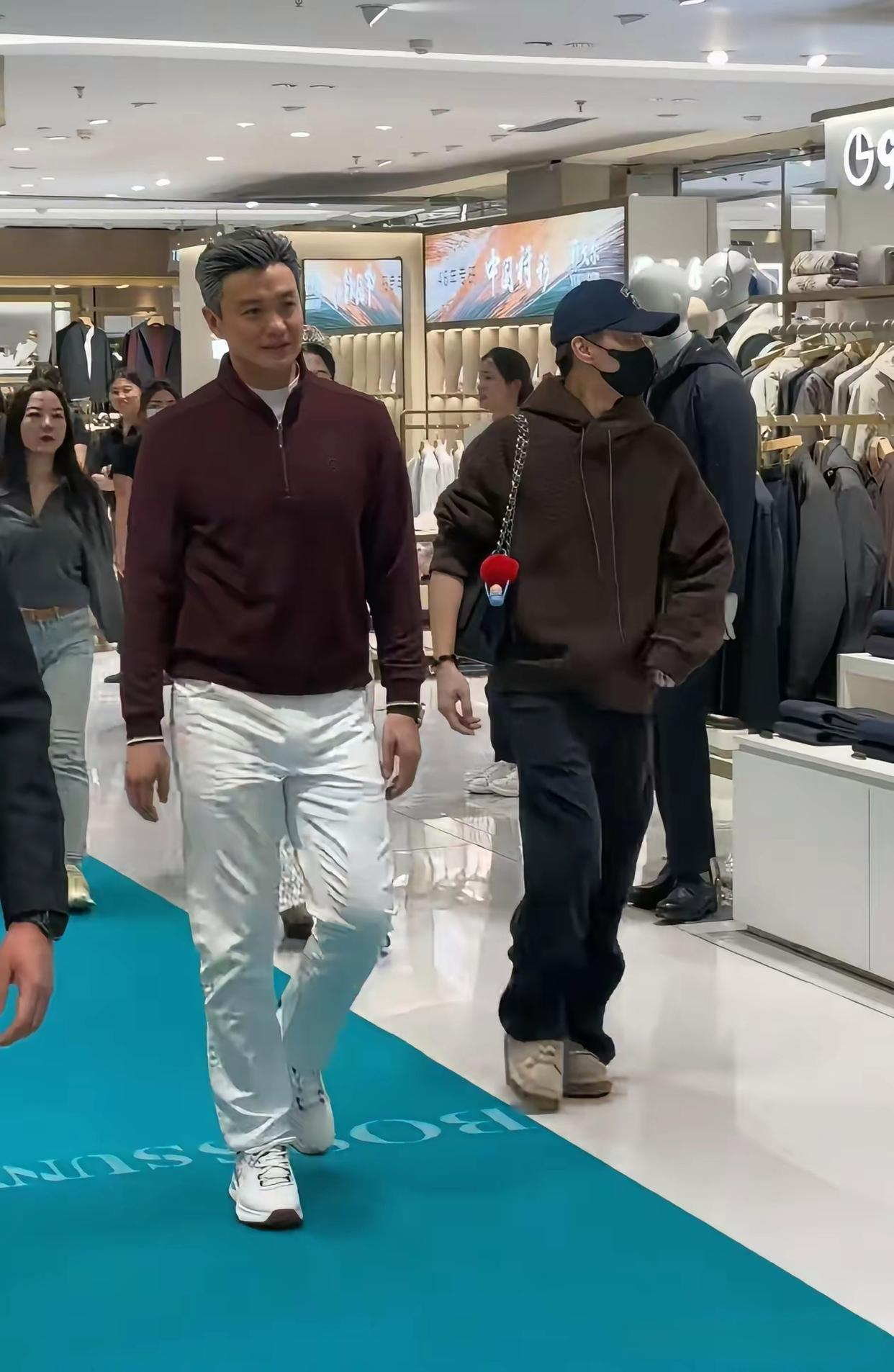 近期，周一围参加活动，现身商场的画面，他人好高啊。

周一围走在商场里，身高18