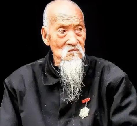 1942年，太行山深处，司凤梧被十四个日军包了饺子，前有刺刀，后有枪口，一脚踩空