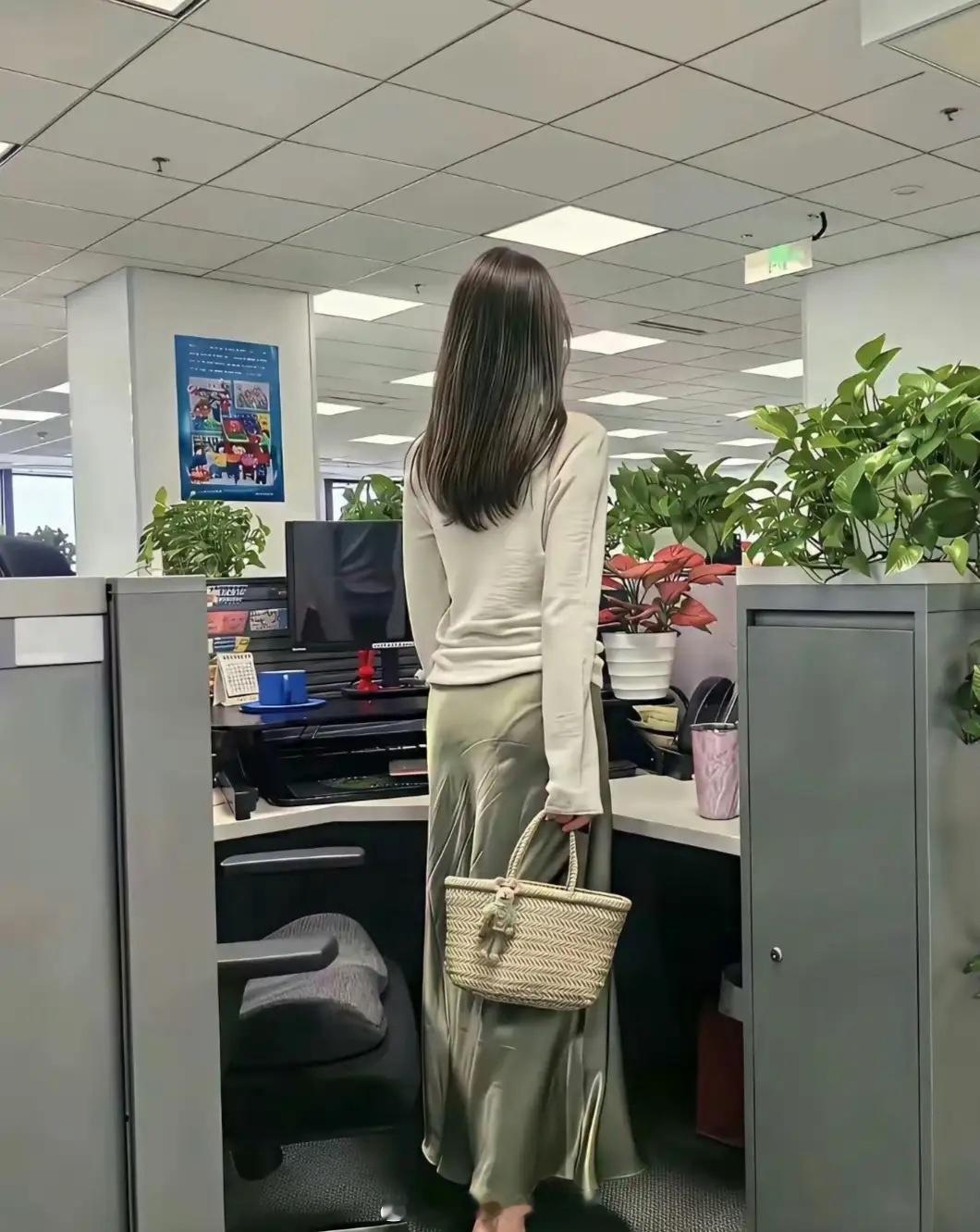 新来的同事，下班要蹭我的车回家，你们说带不带她！ 