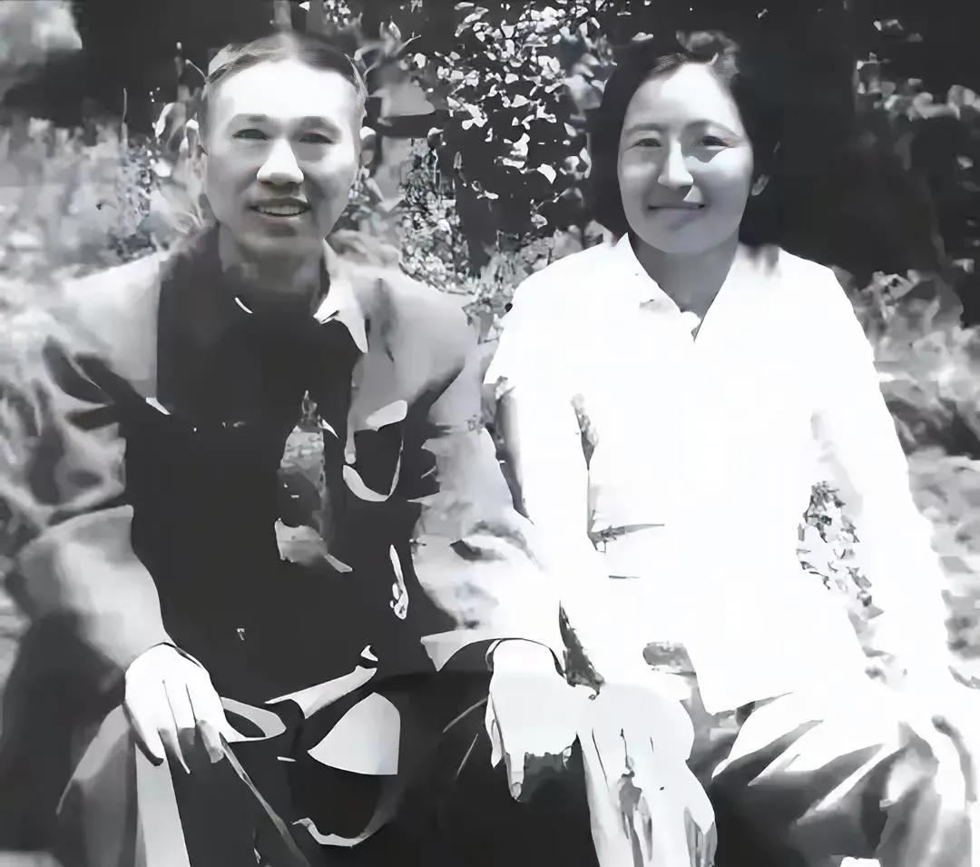 邓华是梁兴初的老上司，两人都是四野虎将。邓华的级别更高，梁兴初当军长时，邓华升任