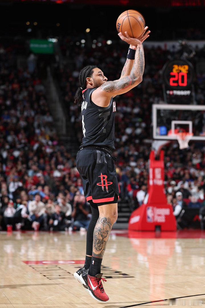 火箭戴维森避税操作NBA薪资桑顿📊火箭裁掉戴维森！避税操作精算到个位数，次轮新