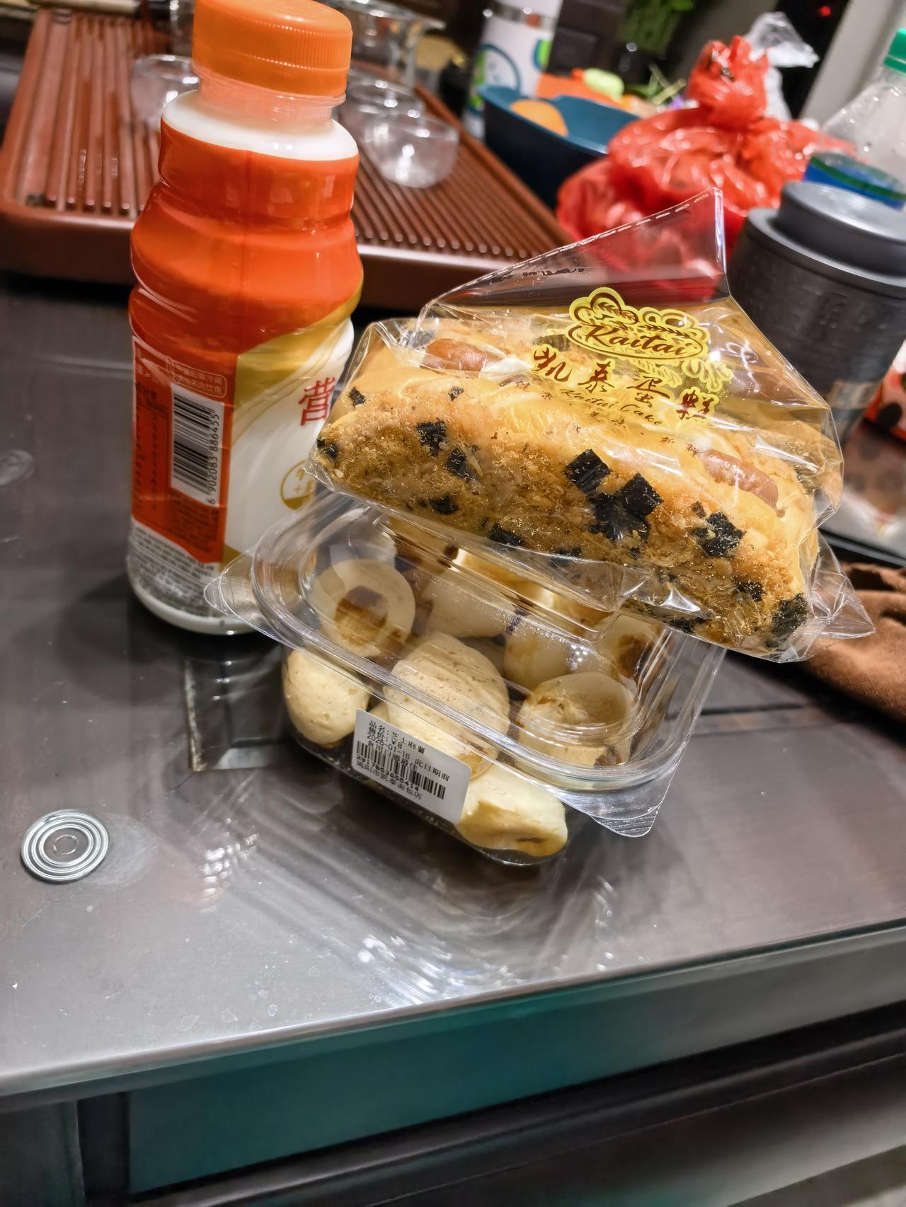 这是我和帅哥早上的早餐，这只是我的一部分早餐，我还有一份是婆婆给我买的。
晚上回