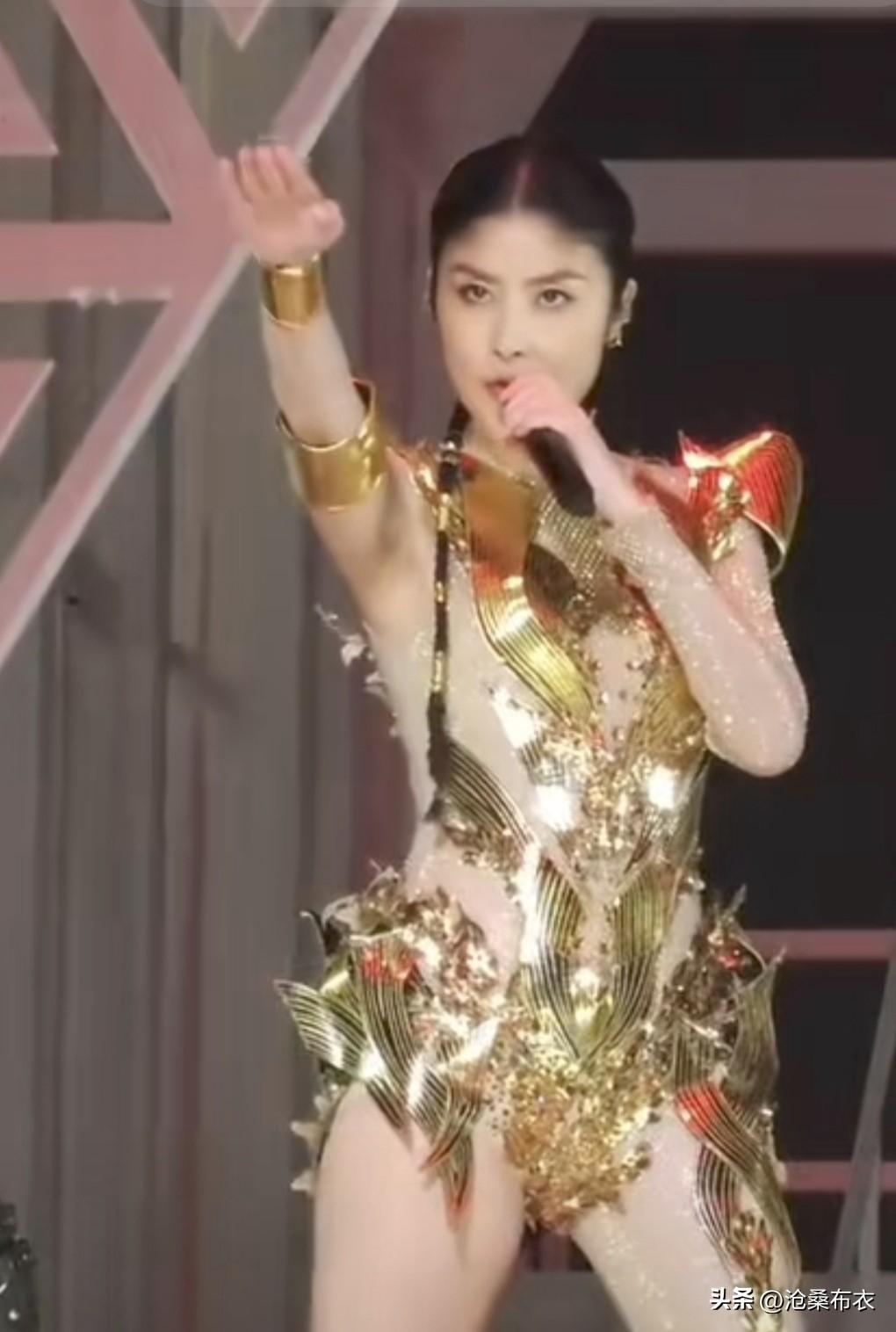 忽然感觉今年的的影视女星、歌星都穿衣更大胆更前卫了，到底女星们是让观众看才艺呢还