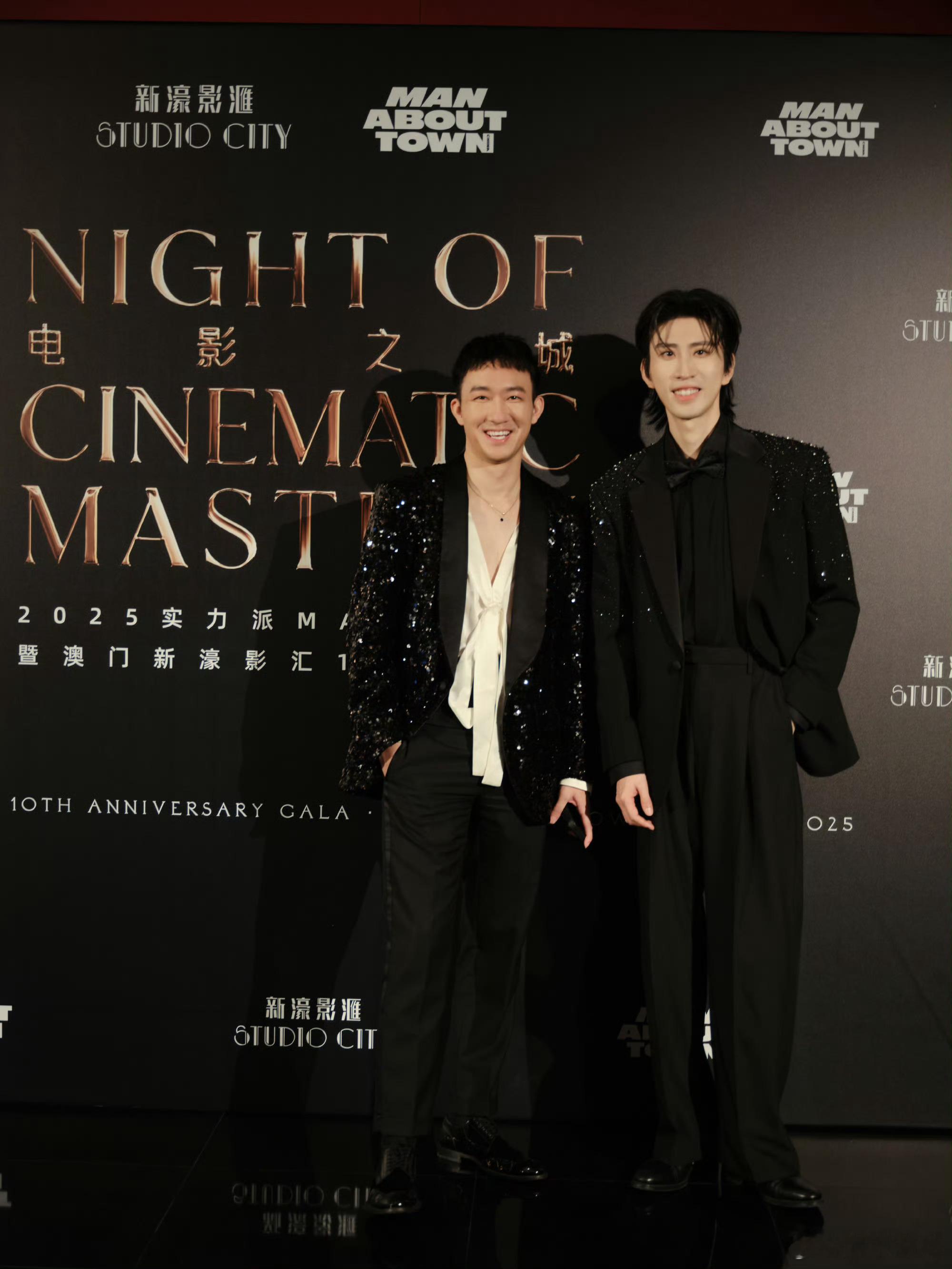 蒋易晒了和好多人的合照 合照富翁来的吧！一场活动下来，晒了和好多人的合照