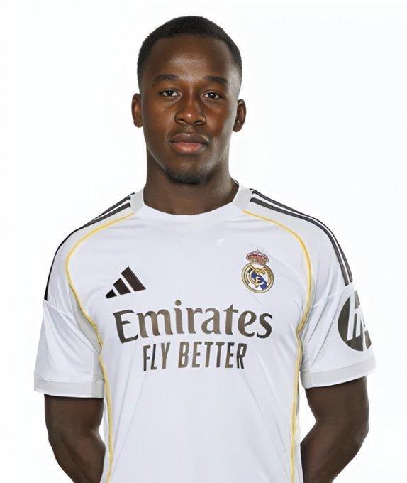 梯队中卫 拉明·法蒂 在备战埃尔切最后一堂训练课中同一线队一起训练 