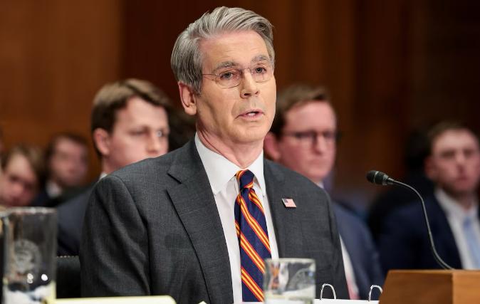 美国主动找中国了。当地时间2月9日，美国财长贝森特公开承认：在上周，美国派出了高