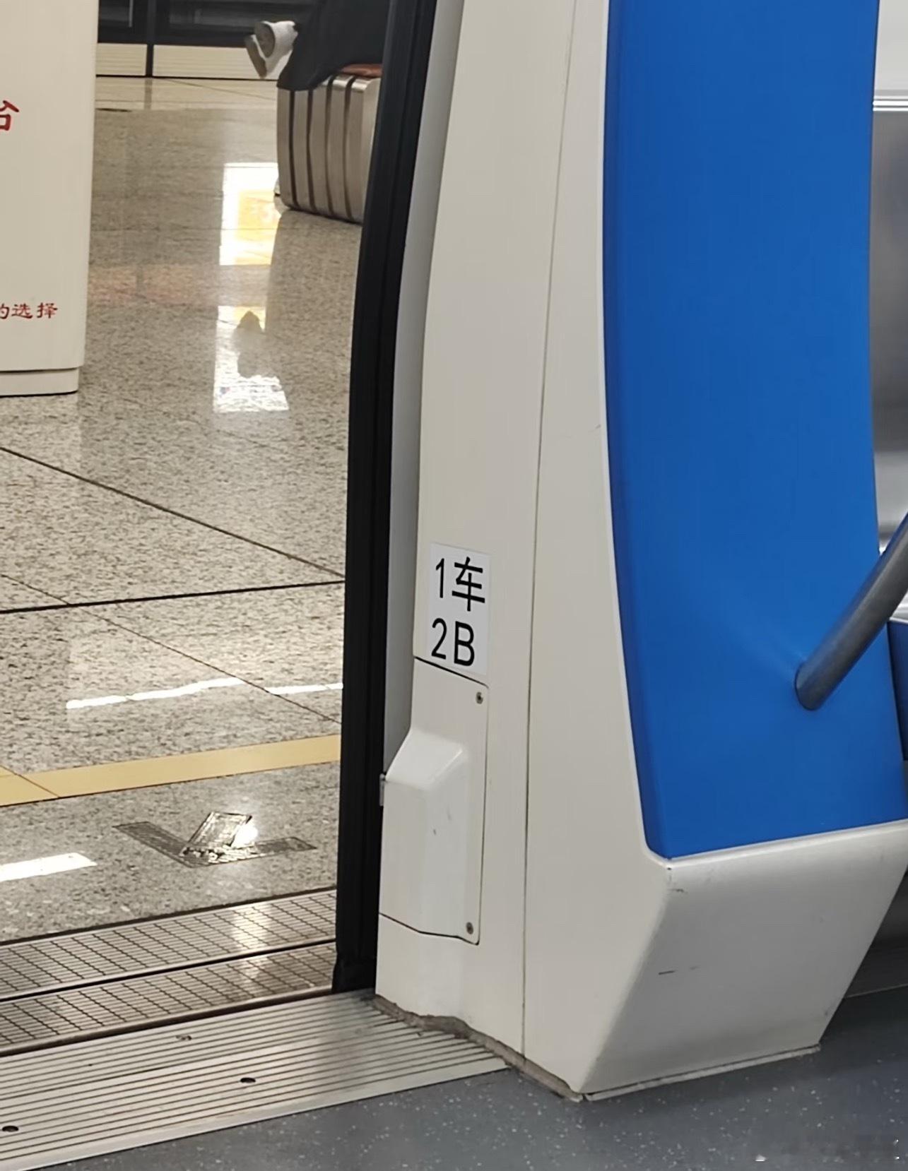 我拍这张照片的时候……是不是站在车外……更合适呢？ ​​​