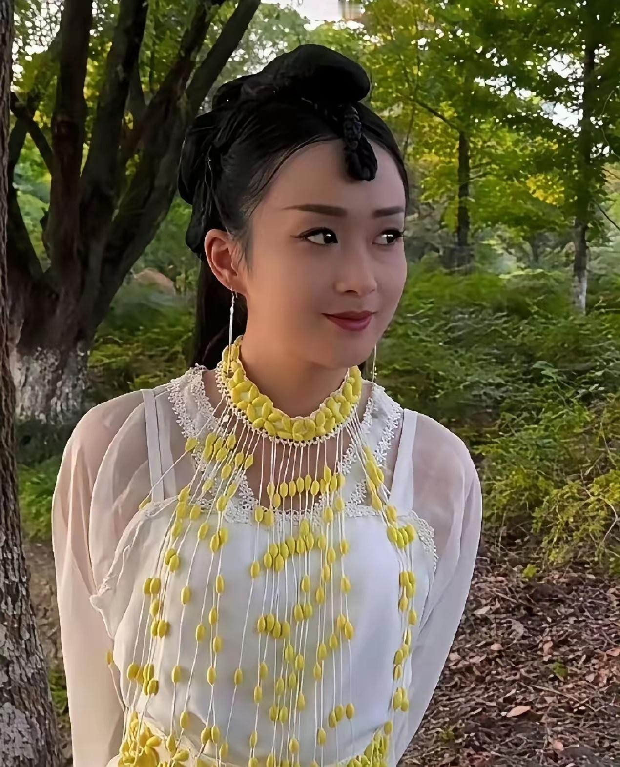她跟赵丽颖完全就是两模两样。 