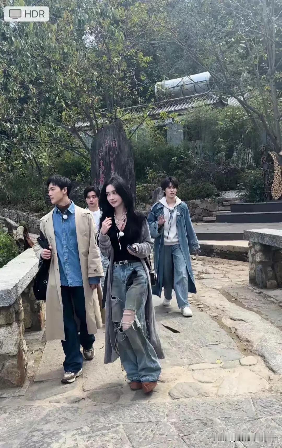 这些都是演员吧？不认识。怎么男的长衣长裤，外面还套个风衣，女的却穿个露肉的牛仔裤