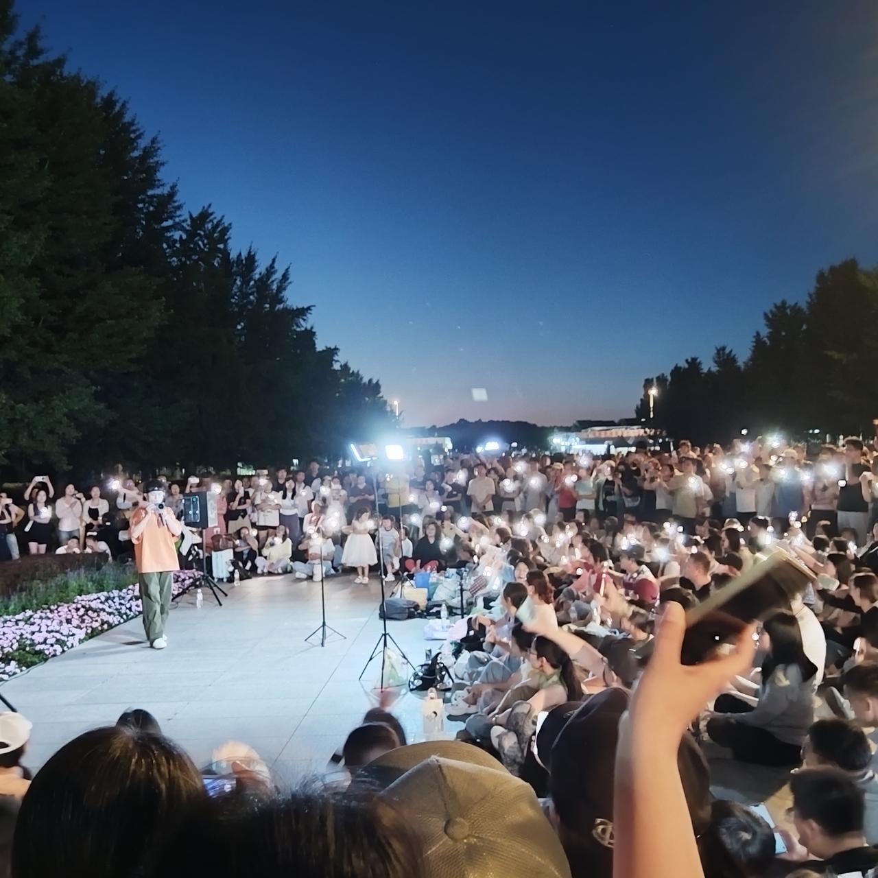 夏日夜晚，奥体公园的户外音乐会，凯撒LIVE激情出演，人潮涌动，星光闪烁，音乐绕