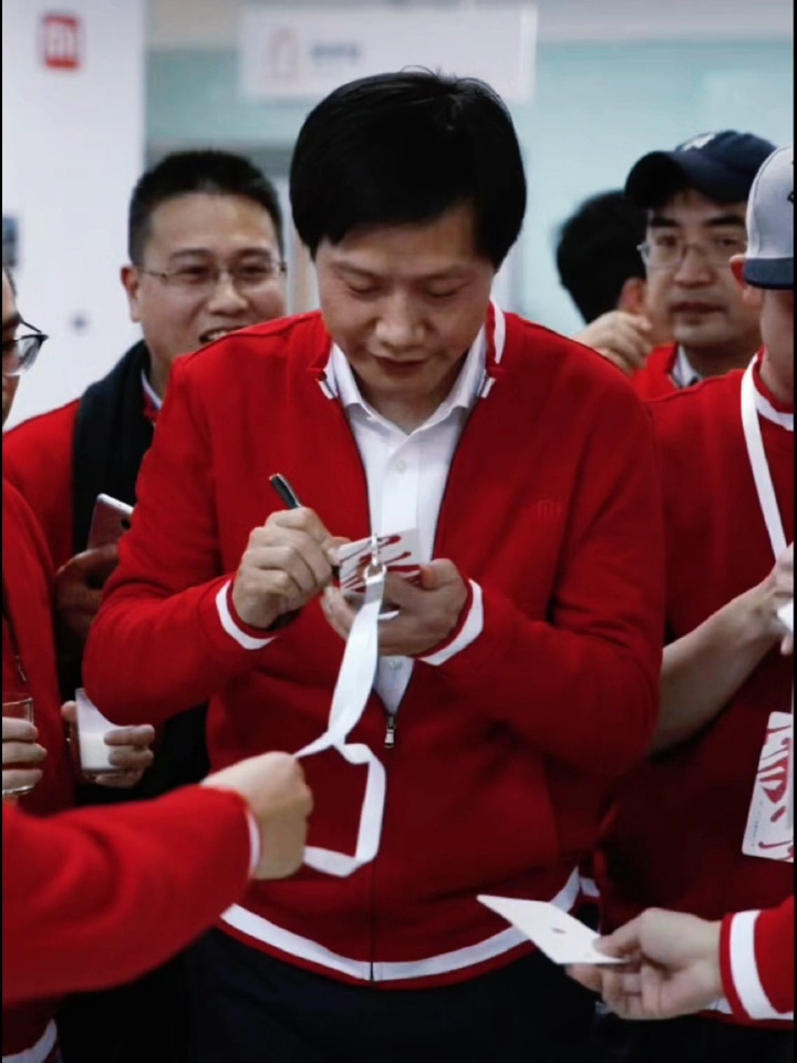 红白穿搭很适合雷军 ​​​