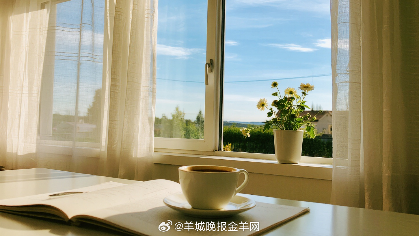 #早安# 路边悄然绽放的野花、枝头清脆的鸟叫、街角蛋糕店飘来的香气，都是生活的意