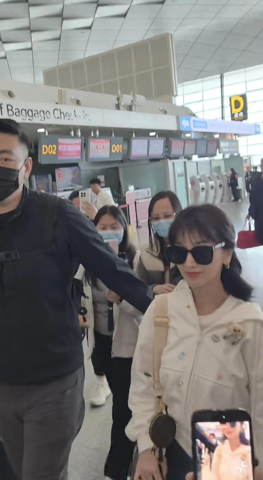 4月20日中午，赵雅芝现身郑州机场准备回家了，前一天她刚刚参加了拜祖大典，在台上