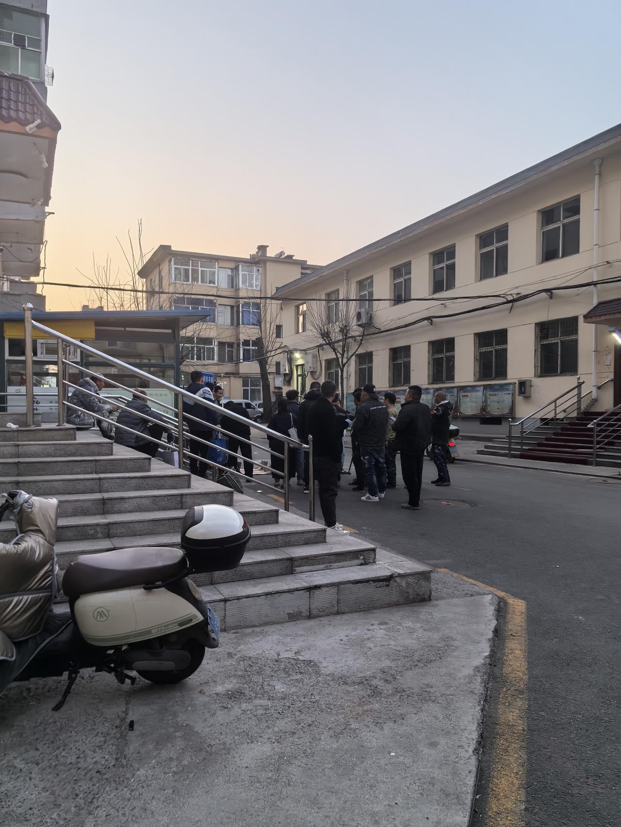 美化小区的工人们……