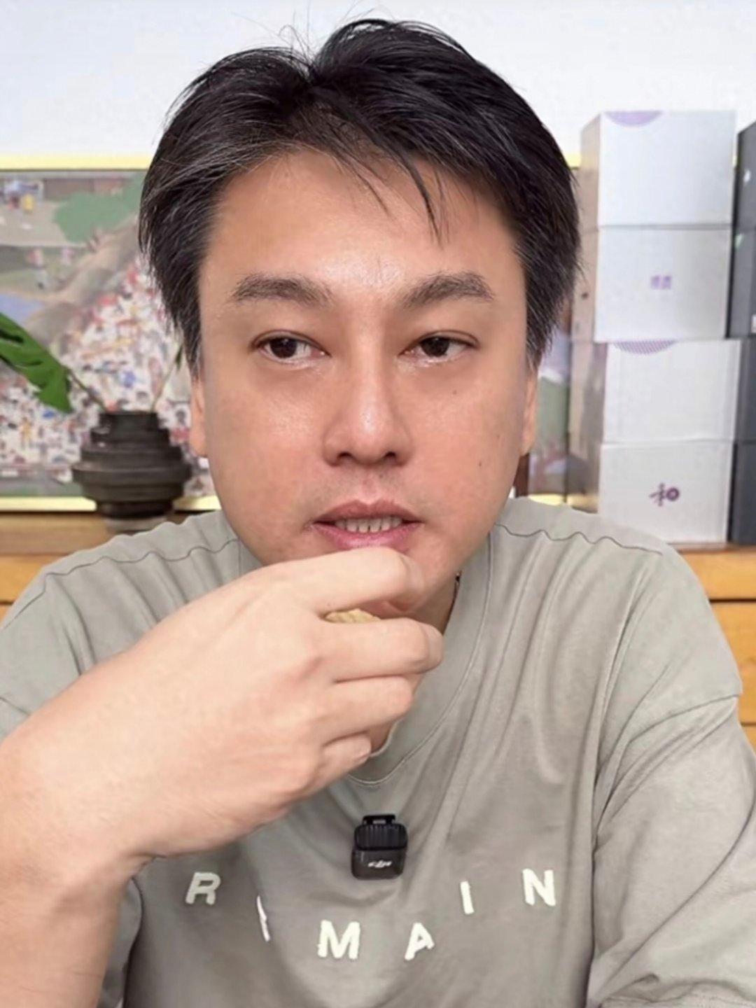五月天阿信道歉 五月天阿信又道歉了，原因是自己在演唱会间隙在街头公厕门口的打卡照