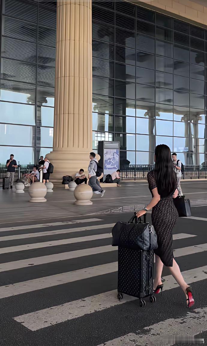 在机场邂逅的她，宛如璀璨星辰。身材曼妙，气质出众，举手投足间尽显优雅。那精致的装