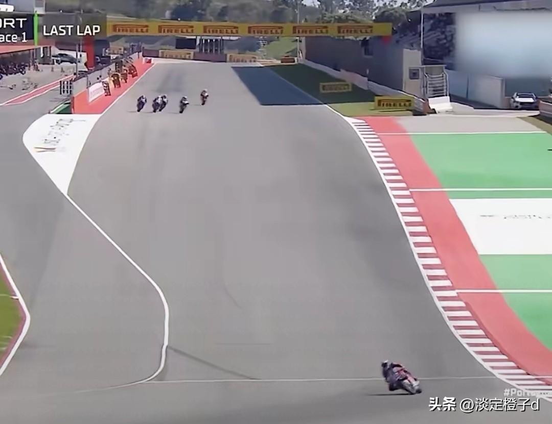张雪两夺世界大赛冠军，日本车队全程吃尾气。
 
新观点清晰明确，草根车手的逆袭底