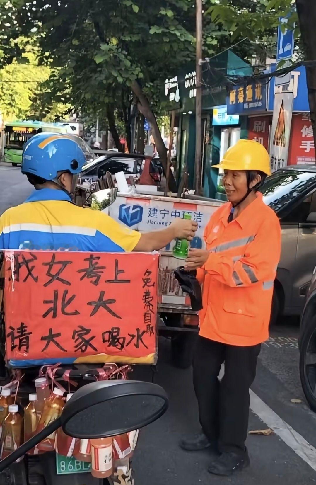南宁街头，一辆闪送电动车停在那，被路人围住了。

后备箱贴着手写的红纸：“我女考