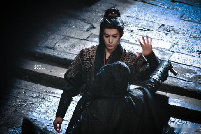 王鹤棣转刀快出残影王鹤棣这段以为是特效妥妥的实力派硬核镜头，没有任何剪辑加成与特