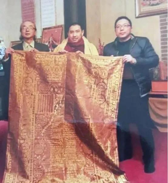 2005年，一件旧袈裟在北京拍卖，却无人问津，一男子觉得蹊跷，花9万买下。回家后