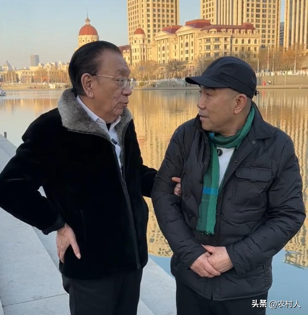海河一战侯耀华变侯二爷，杨议变杨小五。海河再无杨五爷，只有小五卖布鞋。
侯耀华