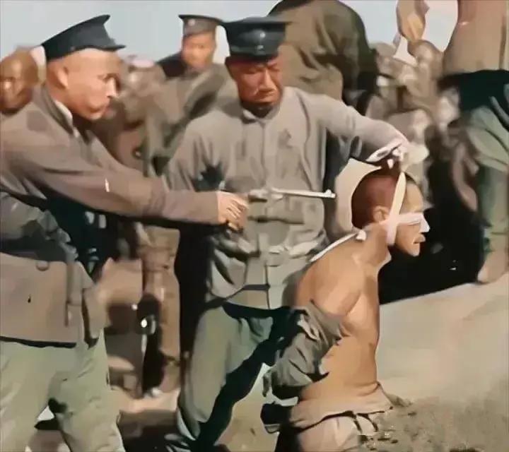 1919年，天津“贼王”张三立，被枪决时场。照片中的张三立双手反绑，坐在土堆上，
