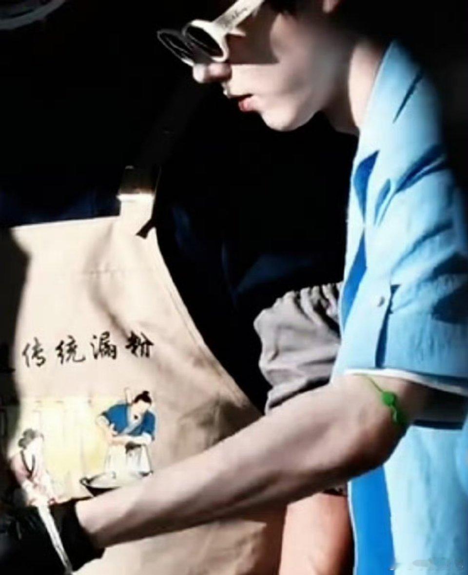 马嘉祺手环秒变臂环2026年6月，马嘉祺在舞台演出过程中，出现了一个让全网直呼“