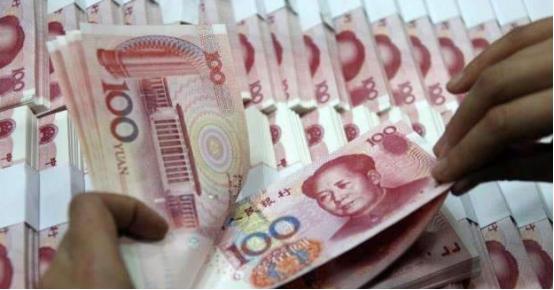 家庭年收入 30 万，日子却过得朴素？成年人的体面，藏着现实与历史的清醒
 
在
