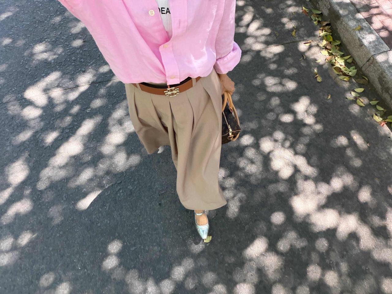 粉与卡其的碰撞，是属于初夏的浪漫

再普通的事物，一旦被藏匿起来，便会招人喜爱。