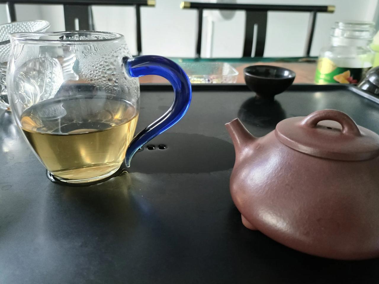小的时候不懂，为什么一根绳子，可以拴住一头牛，让其在田间辛勤劳作一生！
   现