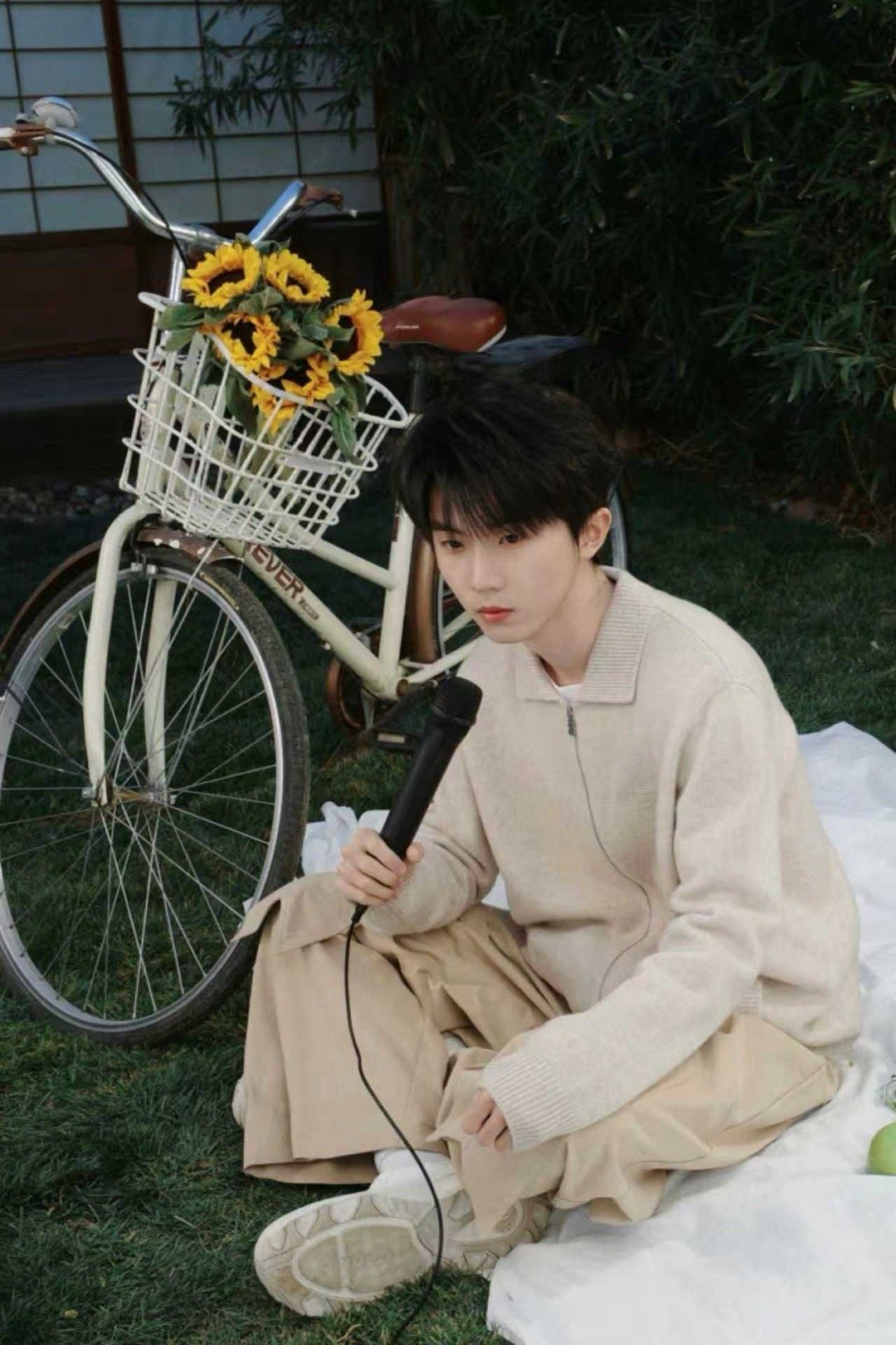 马嘉祺拍了拍并请你看 马嘉祺拍了拍并请你看米色毛衣造型温柔帅气，完全就是邻家男孩