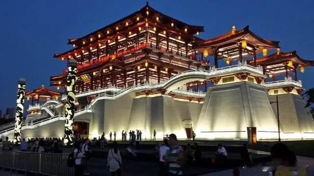 中国的八大古都：
1、“古都之首”西安
曾用名：丰京、镐京、长安、大兴城、西京
