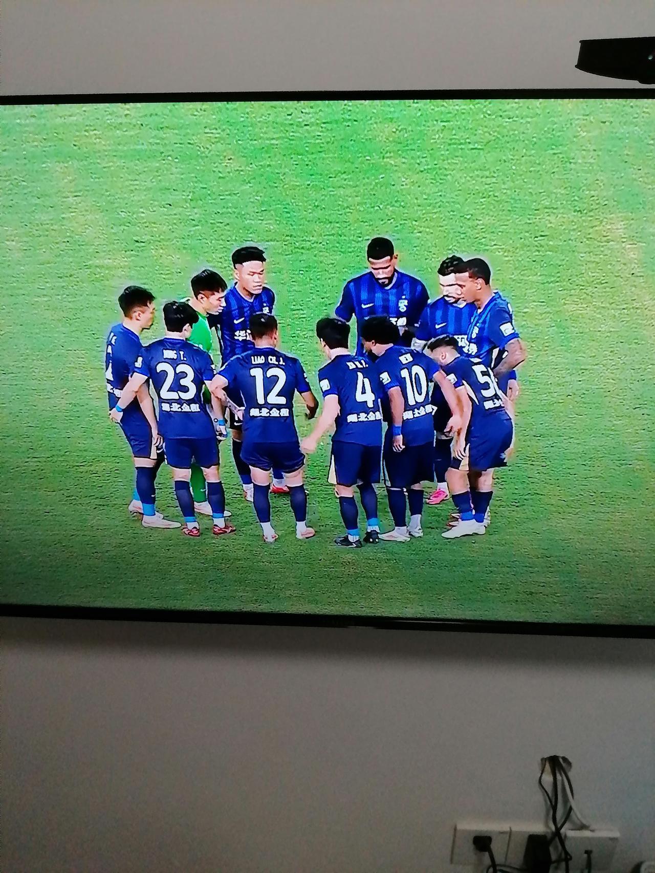 武汉三镇对阵上港59分丟球一连串疑问至今想不明白，请问各路友友怎么解释？

1 