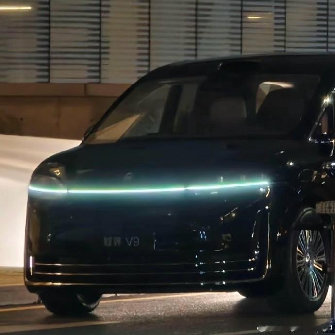 智界V9 高端商务MPV的顶流还是天花板评论区里面大家说了算大家顺便看看这个贯穿