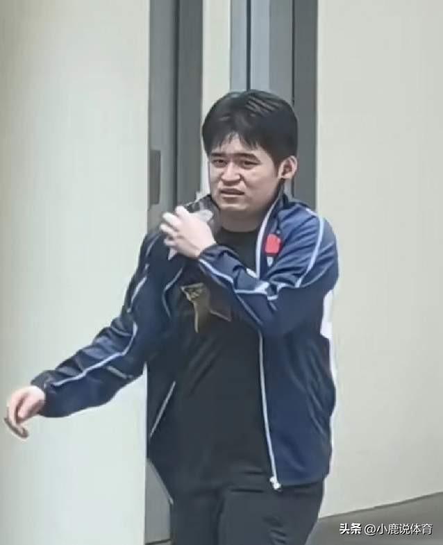 谁也没料到！林诗栋突然退赛！
 
之前肩伤就没好透。
连续几站硬撑着打。
伤病直