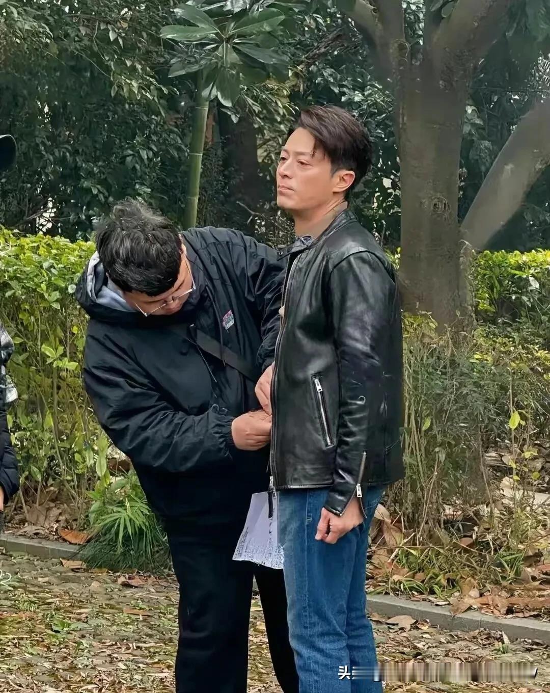 他才45岁，怎么就有大眼袋了？关键是，他眼袋眼太严重了，眼皮也下垂了。他以前的长