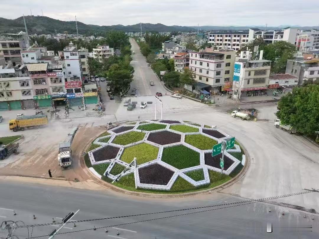 这个设计很新颖别出心裁！新陂高速出口与205国道交汇处，原来是围龙屋造型，象一堵